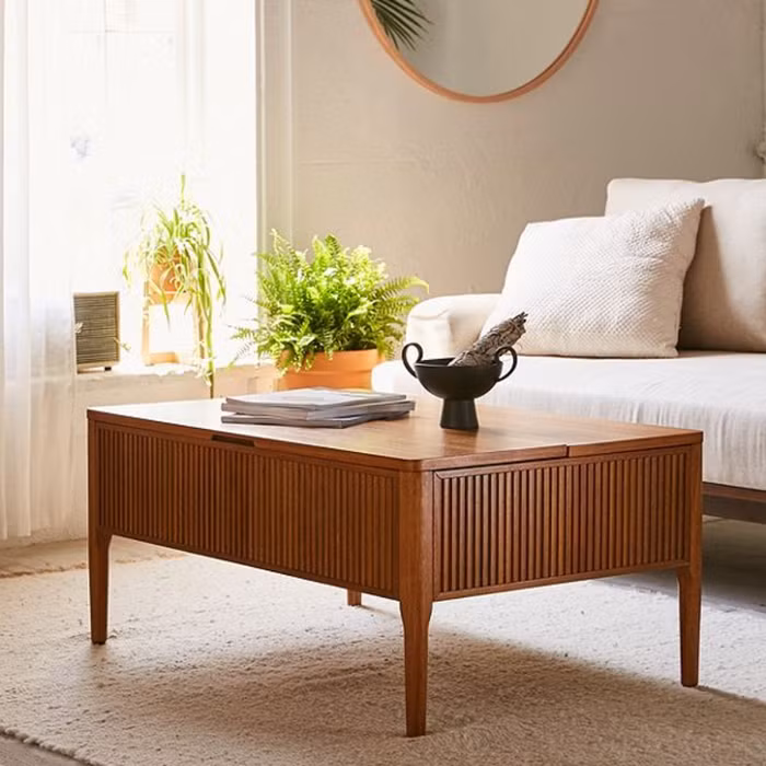 Chiếc bàn với chất liệu gỗ này được thiết kế để tích trữ thật nhiều đồ đạc bên trong, giúp phòng khách của bạn luôn gọn gàng, rộng rãi.