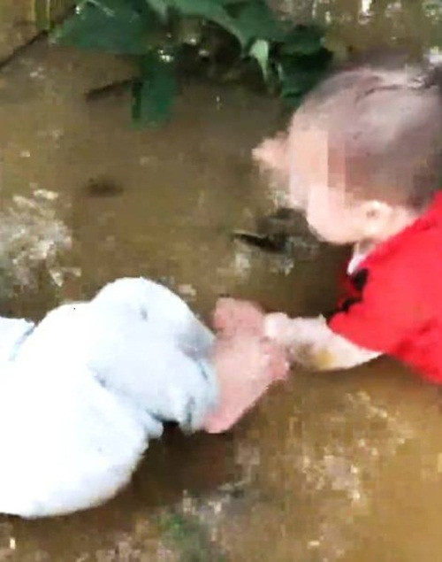 Chuyen la hom nay: Cai nhau voi chong, me... nem luon con xuong muong-Hinh-2