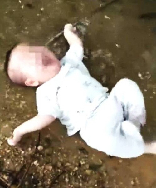 Chuyen la hom nay: Cai nhau voi chong, me... nem luon con xuong muong