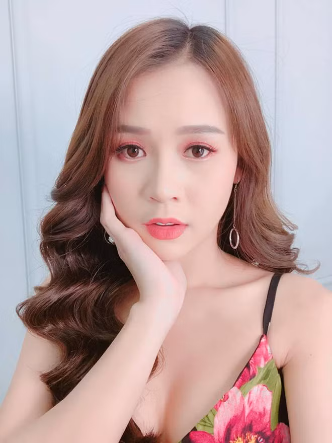 Bên cạnh những nỗ lực "gấp nghìn lần" như Sam chia sẻ, cô gái này luôn đề cao tinh thần làm việc và phấn đấu bằng sự nghiệp.