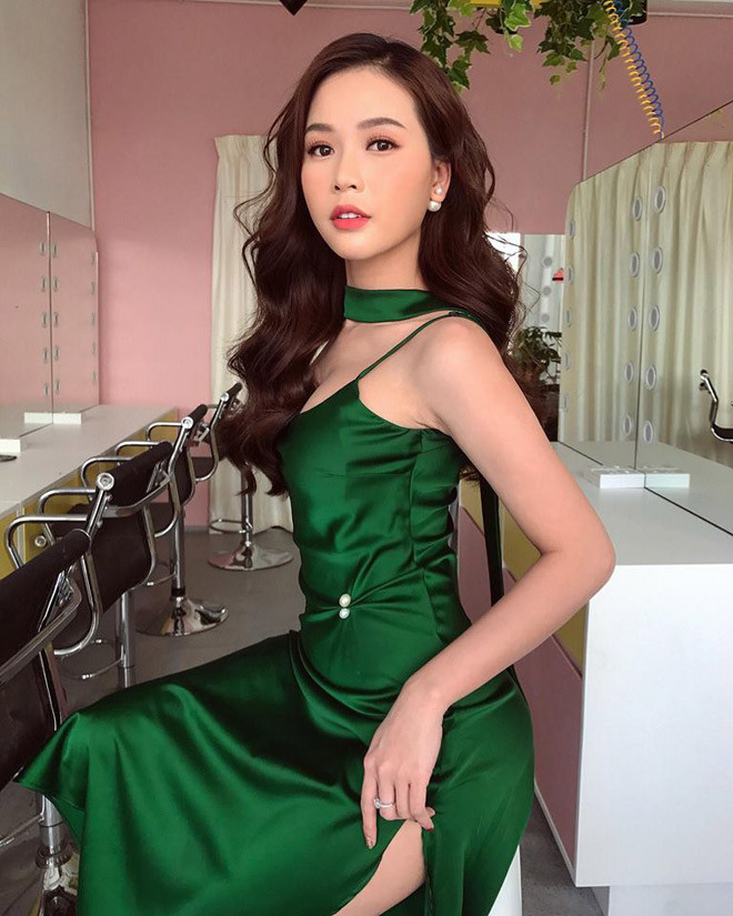 Nếu so sánh hình ảnh một hot girl Sam dễ thương ngày đầu bước chân vào showbiz với một Sam sang trọng và quý phái của hiện tại, công chúng sẽ nhận thấy sự khác biệt chỉ ở phong cách trang điểm và bộ trang phục.