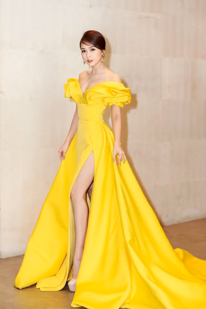 Tuy sở hữu chiều cao khiêm tốn nhưng Sam biết cách tôn dáng nhờ kiểu giày cao gót và những đầm xẻ tà.