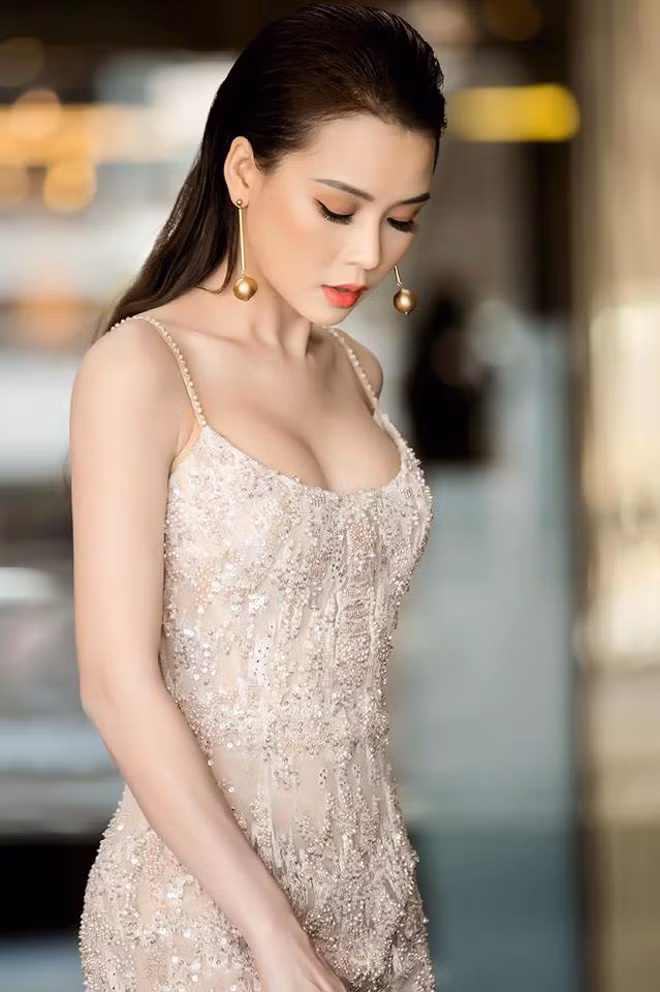 Trong một bài phỏng vấn năm ngoái, Sam tự hào chia sẻ cô kiếm được 2 triệu USD ở tuổi 27. Với nỗ lực thoát mác hot girl, Sam đã có một vai nữ chính thành công trong "Siêu sao siêu ngố" đóng cùng Trường Giang.