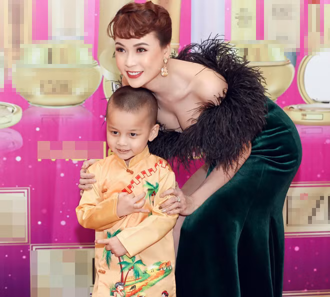 Mới đây, hot girl Sam dự sự kiện với trang phục váy nhung khoe bờ vai và thềm ngực gợi cảm. Không khó để nhận ra càng ngày nữ chính phim "Siêu sao siêu ngố" ngày một sexy.