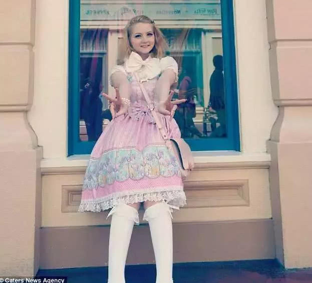 Để chiều lòng người hâm mộ, Venus cũng dần sống cuộc sống của một cô búp bê. Cô nàng cũng trở thành một blogger thời trang, thường xuyên đăng tải những clip hướng dẫn mọi người cách trang điểm, ăn mặc sao cho giống như một con búp bê.