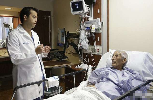 Chuyen la hom nay: Bac si khau tay benh nhan vao bung, ly do bat ngo...-Hinh-3