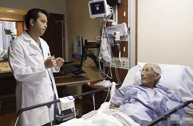 Chuyen la hom nay: Bac si khau tay benh nhan vao bung, ly do bat ngo...-Hinh-3