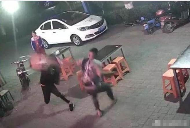 Chuyen la hom nay: Hao phong tra tien com ho... bi danh suyt chet