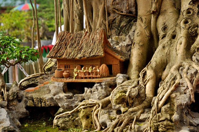 Những tiểu cảnh được đưa vào trong "khuôn viên" của siêu cây rất tinh tế.