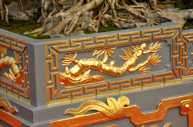 Những hoa văn tinh tế này được dát vàng kỳ công.