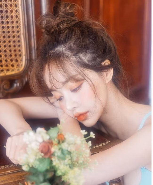 Không rõ nàng hot girl xứ Hàn này sử dụng kiểu phẫu thuật nào để có đôi môi tuyệt xinh. Tuy nhiên, khó ai phủ nhận được sức hút từ khuôn mặt xinh xắn của cô gái Hàn Quốc này.