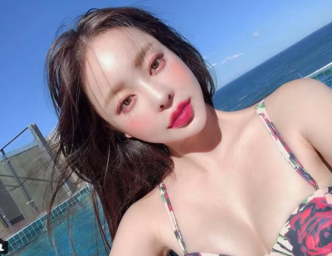 Nhờ đôi môi xinh cô hợp với đủ mọi màu sắc son.