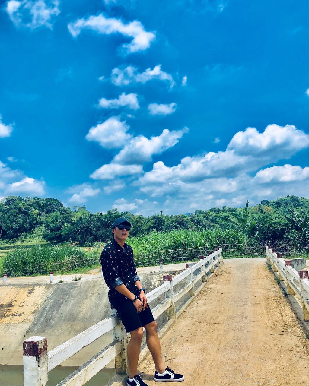 Bùi Tiến Dũng cao 1,81 m với thân hình chuẩn 6 múi. Trên sân cỏ, anh luôn giữ vẻ mặt nghiêm nghị, lạnh lùng. Nhưng ngoài đời, chàng "thủ môn quốc dân" khá hài hước. Nhiều fan nữ cho rằng khi diện trang phục đời thường, 9X chẳng khác gì người mẫu. Tiến Dũng đang là cầu thủ có lượng người theo dõi lớn nhất Việt Nam - hơn 2,8 triệu lượt.