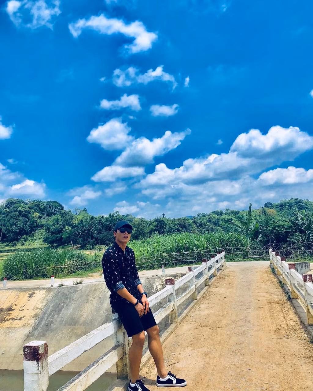 Bùi Tiến Dũng cao 1,81 m với thân hình chuẩn 6 múi. Trên sân cỏ, anh luôn giữ vẻ mặt nghiêm nghị, lạnh lùng. Nhưng ngoài đời, chàng "thủ môn quốc dân" khá hài hước. Nhiều fan nữ cho rằng khi diện trang phục đời thường, 9X chẳng khác gì người mẫu. Tiến Dũng đang là cầu thủ có lượng người theo dõi lớn nhất Việt Nam - hơn 2,8 triệu lượt.