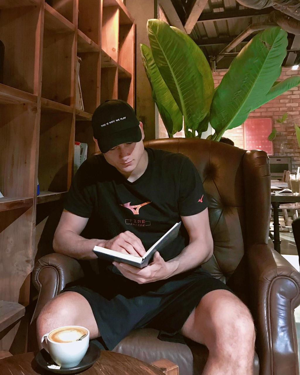 Dù không tham gia 2 mùa giải lịch sử năm nay, Văn Lâm vẫn là cái tên được đánh giá cao trong làng thủ môn Việt Nam. Mới đây, dân mạng cho rằng bạn gái của anh là Bùi Thị Yến Xuân, làm PT tại TP.HCM, nhưng cả hai chưa lên tiếng về chuyện này.