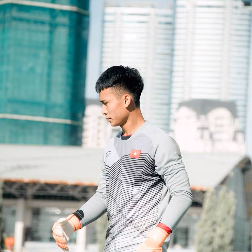 Tùng Lâm cao 1,78 m. Tuy chưa quá chú tâm vào ngoại hình, chàng cầu thủ sinh năm 1999 vẫn được hội chị em xếp vào bảng "Những thủ môn điển trai nhất Việt Nam".