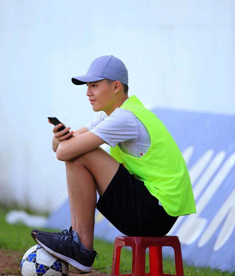 Mới đây, cộng đồng mạng tìm ra danh tính thủ môn điển trai của U15 Hoàng Anh Gia Lai. Đó là Trần Trung Kiên, 15 tuổi, sở hữu chiều cao nổi trội 1,88 m.