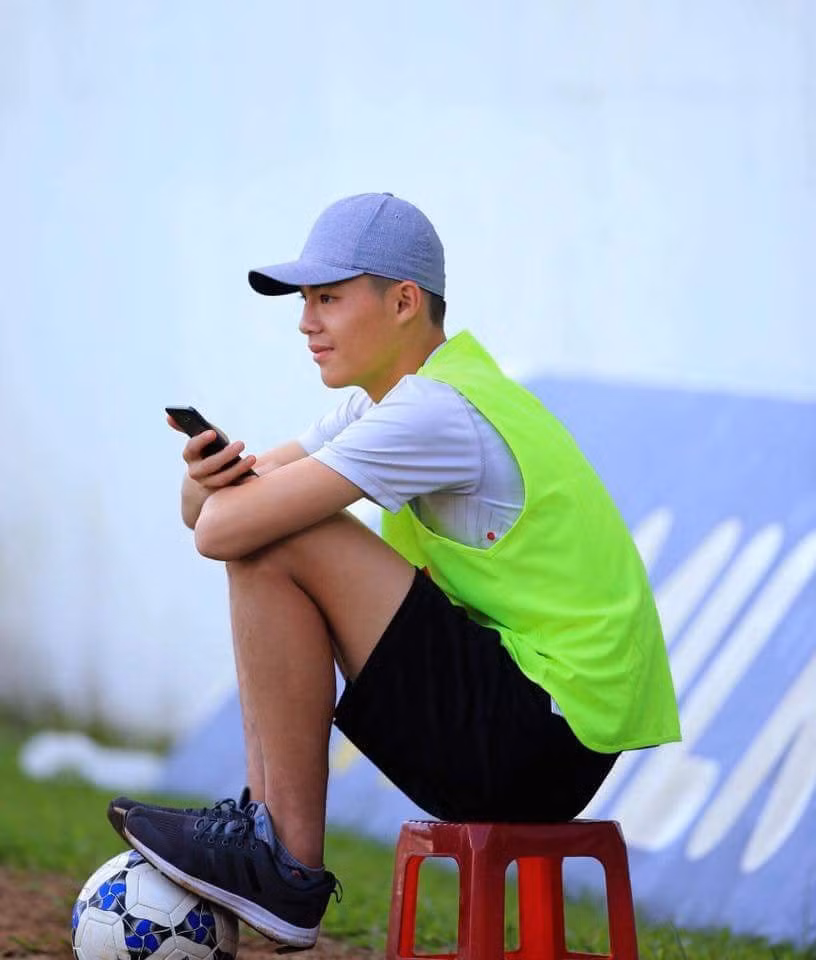 Mới đây, cộng đồng mạng tìm ra danh tính thủ môn điển trai của U15 Hoàng Anh Gia Lai. Đó là Trần Trung Kiên, 15 tuổi, sở hữu chiều cao nổi trội 1,88 m.