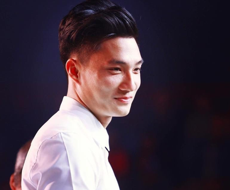 Nguyễn Văn Hoàng - cầu thủ đang chơi trong màu áo CLB Sài Gòn - được cho là đẹp trai nhất trong dàn thủ môn của đội tuyển Việt Nam. Tuy chưa có cơ hội ra sân ở những trận đấu quan trọng, Văn Hoàng vẫn chiếm được thiện cảm của người hâm mộ nhờ chăm chỉ luyện tập, cùng vẻ ngoài "nam thần".