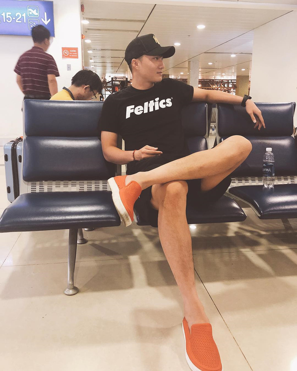 Văn Hoàng sở hữu chiều cao tốt nhất U23 Việt Nam - 1,86 m. Cầu thủ sinh năm 1995 nhận được nhiều lời động viên khi chưa được ra sân và luôn đáp lại: "Sẽ cố gắng hết mình và đợi cơ hội tới".