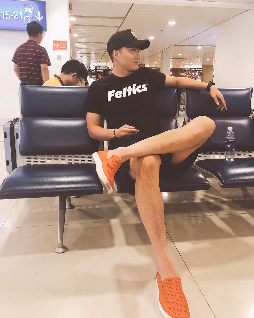 Văn Hoàng sở hữu chiều cao tốt nhất U23 Việt Nam - 1,86 m. Cầu thủ sinh năm 1995 nhận được nhiều lời động viên khi chưa được ra sân và luôn đáp lại: "Sẽ cố gắng hết mình và đợi cơ hội tới".