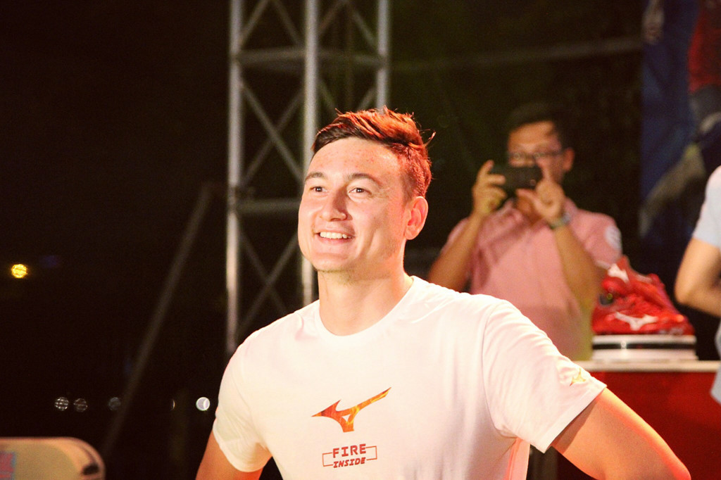 Đặng Văn Lâm (Lâm Tây) cũng "đốn tim" không ít fan nữ nhờ ngoại hình điển trai. Văn Lâm là con lai 2 dòng máu Nga - Việt. Ngoài gương mặt điển trai với nhiều nét cuốn hút, anh còn sở hữu thân hình "vạn người mê".