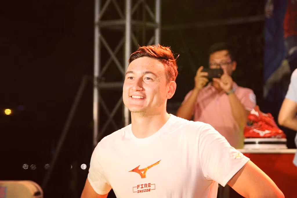 Đặng Văn Lâm (Lâm Tây) cũng "đốn tim" không ít fan nữ nhờ ngoại hình điển trai. Văn Lâm là con lai 2 dòng máu Nga - Việt. Ngoài gương mặt điển trai với nhiều nét cuốn hút, anh còn sở hữu thân hình "vạn người mê".