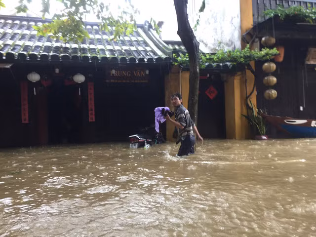 Ở phố cổ, nơi ngập sâu nhất là các tuyến đường Trần Phú, Bạch Đằng, quảng trường sông Hoài và khu vực chợ Hội An. Có nơi ngập đến hơn 3 m. Nguồn ảnh: Tuổi Trẻ