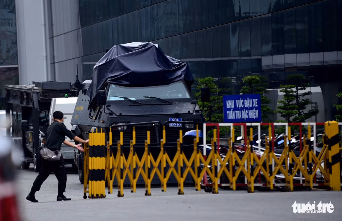 Một số đơn vị nghiệp vụ của Bộ Công an tổ chức các hoạt động kiểm tra thường xuyên, bảo đảm an ninh tại sân bay, chuẩn bị cho tình huống các đoàn khách dự APEC có hoạt động đến TP.HCM. Ảnh: Xe bọc thép của lực lượng CSCĐ được triển khai tại sân bay Tân Sơn Nhất.