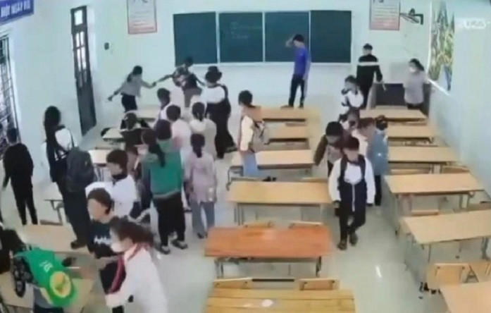 Vu hoc sinh xuc pham co giao: Dinh chi Hieu truong Truong THCS Van Phu