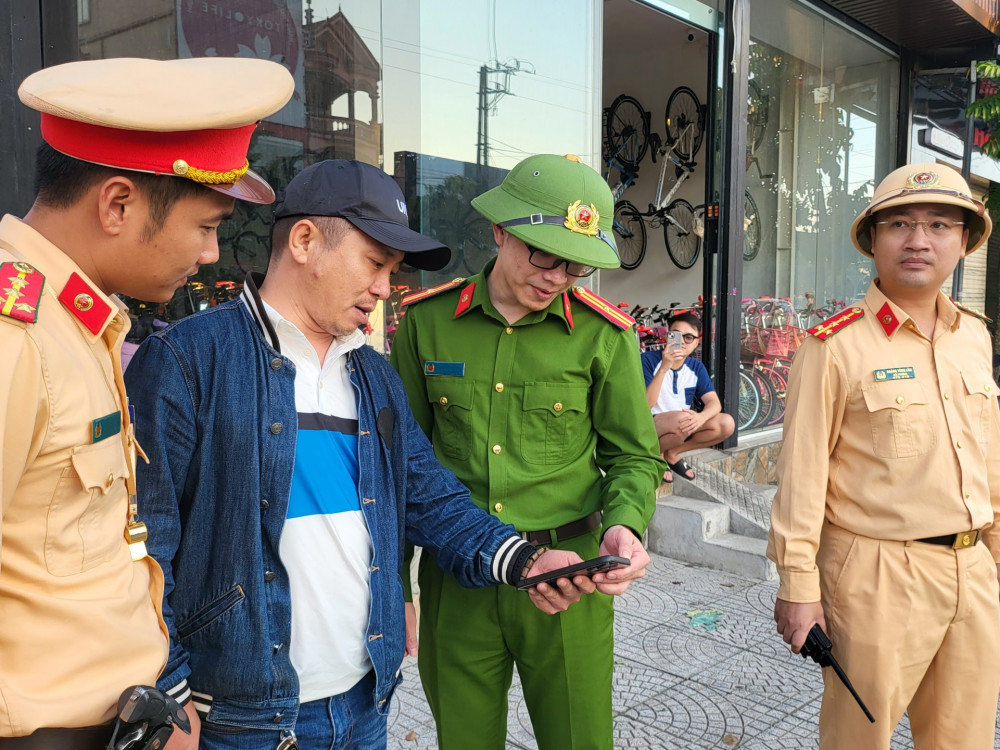 Hon 2000 canh sat duoc huy dong truy bat 2 pham nhan tron trai-Hinh-4