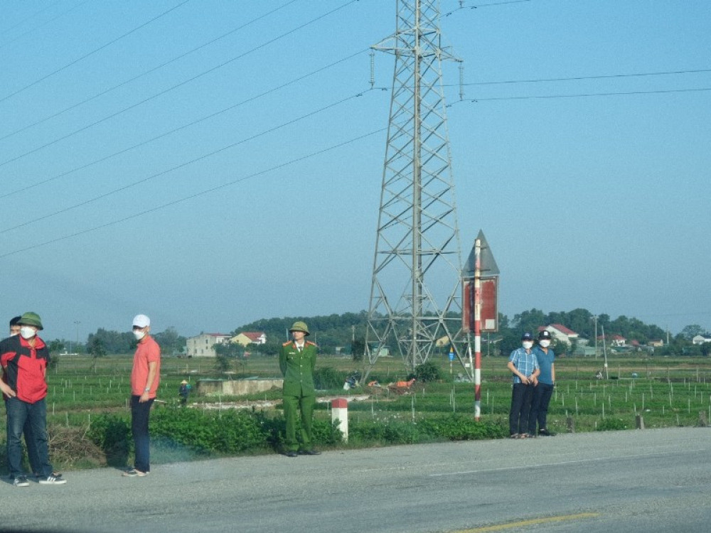 Hon 2000 canh sat duoc huy dong truy bat 2 pham nhan tron trai-Hinh-2