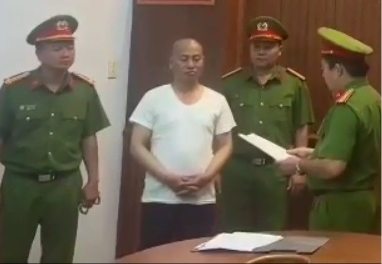 Phúc không có chức năng hay mối quan hệ nào để có thể làm thủ tục tách thửa đất, nhưng do quen biết, nhiều lần thuê người làm giấy tờ giả, bằng cấp giả để tạo lòng tin tôn giáo nhằm lừa đảo người khác nên Phúc đồng ý nhận làm. Phúc thỏa thuận với bà T. với chi phí là 135 triệu đồng, trong đó Phúc nhận trước 70 triệu đồng. Sau đó, Phúc thuê làm 2 giấy chứng nhận quyền sử dụng đất giả, đưa một tờ cho bà T để làm tin rồi yêu cầu đưa nốt 65 triệu còn lại.