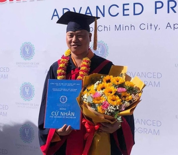 Tháng 4/2022, ông Nguyễn Minh Phúc tiếp tục gây xôn xao mạng xã hội trong trang phục cử nhân, cầm bằng tốt nghiệp của trường Trường Đại học Luật TP HCM. Tuy nhiên, đại diện Trường Đại học Luật TP HCM khi đó lên tiếng cho biết, ông Phúc khi đến chúc mừng một sinh viên của trường trong ngày tốt nghiệp đã thuê lễ phục không phải của nhà trường để chụp ảnh. Ông Phúc chưa từng là người học của trường này.