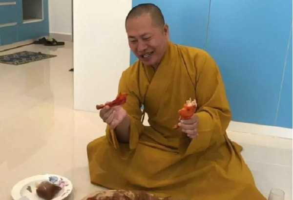 Trước khi bị bắt, Nguyễn Minh Phúc từng tự xưng là đại đức Thích Tâm Phúc, tự nhận trụ trì một ngôi chùa ở huyện Củ Chi. Người này được nhiều YouTuber quay video với nội dung phản cảm khi mặc đồ tu hành nhưng ăn thịt chó và có những phát ngôn phản cảm, thiếu văn hóa.