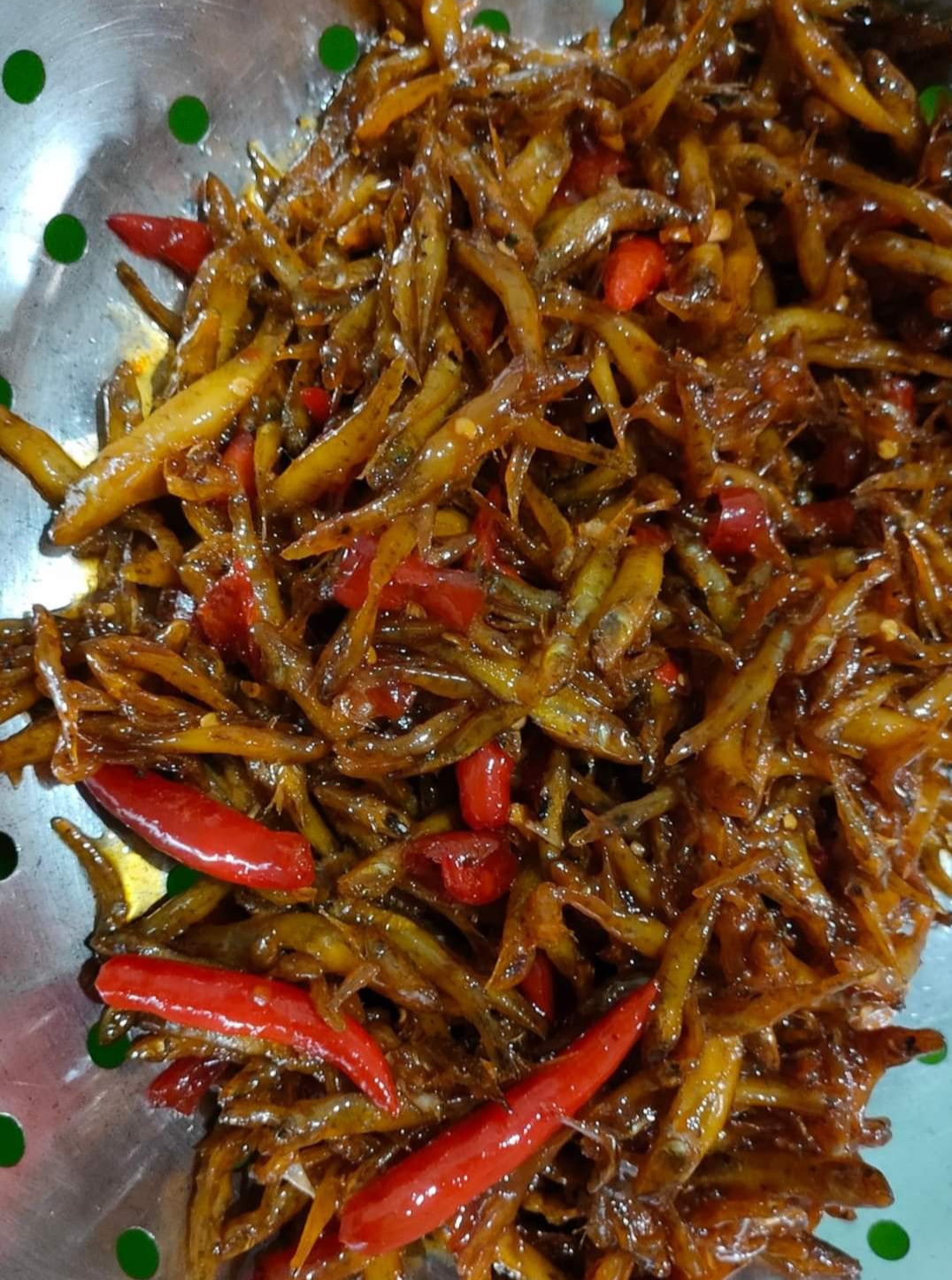 Ngoài ra, đến đây du khách có thể kết hợp khám phá văn hóa và ẩm thực của cộng đồng người H’re sinh sống tại huyện Ba Tơ hoặc trải nghiệm một số đặc sản Quảng Ngãi nổi tiếng như cá bống sông Trà kho tiêu, ram thịt nướng, bún chả cá, ốc hút, bánh tráng đập, bánh xèo Tịnh Khê…