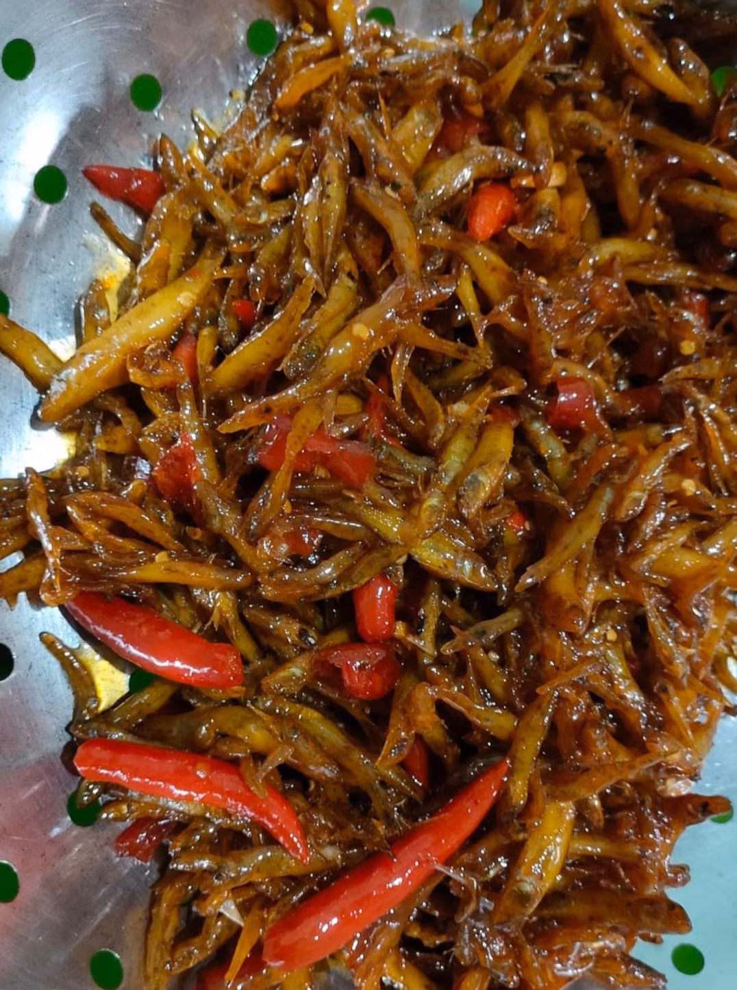 Ngoài ra, đến đây du khách có thể kết hợp khám phá văn hóa và ẩm thực của cộng đồng người H’re sinh sống tại huyện Ba Tơ hoặc trải nghiệm một số đặc sản Quảng Ngãi nổi tiếng như cá bống sông Trà kho tiêu, ram thịt nướng, bún chả cá, ốc hút, bánh tráng đập, bánh xèo Tịnh Khê…