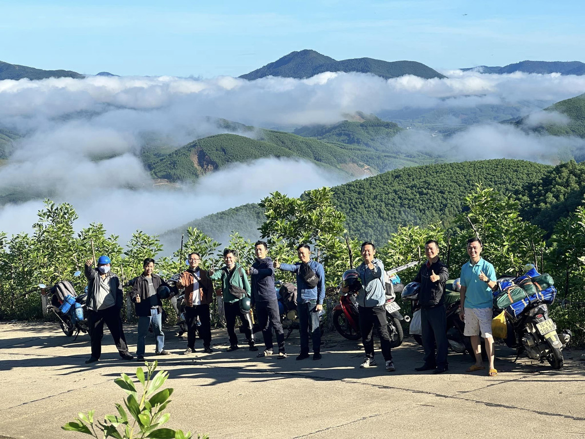 Ngoài đồng cỏ, đồi sim tím, ở thảo nguyên Bùi Hui còn có cả những đồi ổi sẻ hàng chục năm tuổi. Khoảng tháng 3 âm lịch, ổi chín thơm phức cả một vùng, trái to bằng đầu ngón tay cái, mọc sai trĩu cành. Khi ấy, mùi hương ổi tỏa vào trong gió, thu hút chim chóc khắp nơi kéo về, hót líu lo cả ngày khiến cả vùng đất Bùi Hui càng trở nên náo nhiệt, thú vị. (Ảnh: Nguyễn Thanh Hòa) 