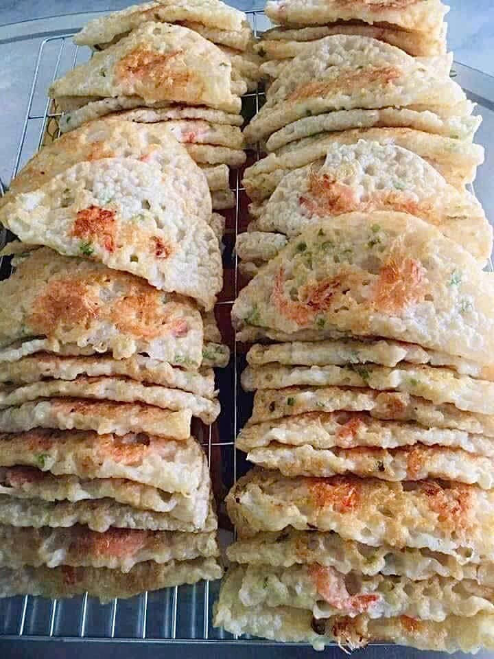 Hiện ở Bùi Hui chưa khai thác nhiều hoạt động, dịch vụ du lịch nên du khách tới đây, nếu muốn cắm trại, nghỉ ngơi qua đêm thì có thể tự chủ động chuẩn bị đồ đạc hoặc thuê lều, đặt phòng từ một số cơ sở lưu trú xung quanh. Ngoài săn mây, tận hưởng khung cảnh thiên nhiên xanh mát, du khách tới đây còn có cơ hội thưởng thức nhiều đặc sản, món ăn nổi bật mang đậm văn hóa địa phương như rượu cần, gà nướng, xôi nếp.