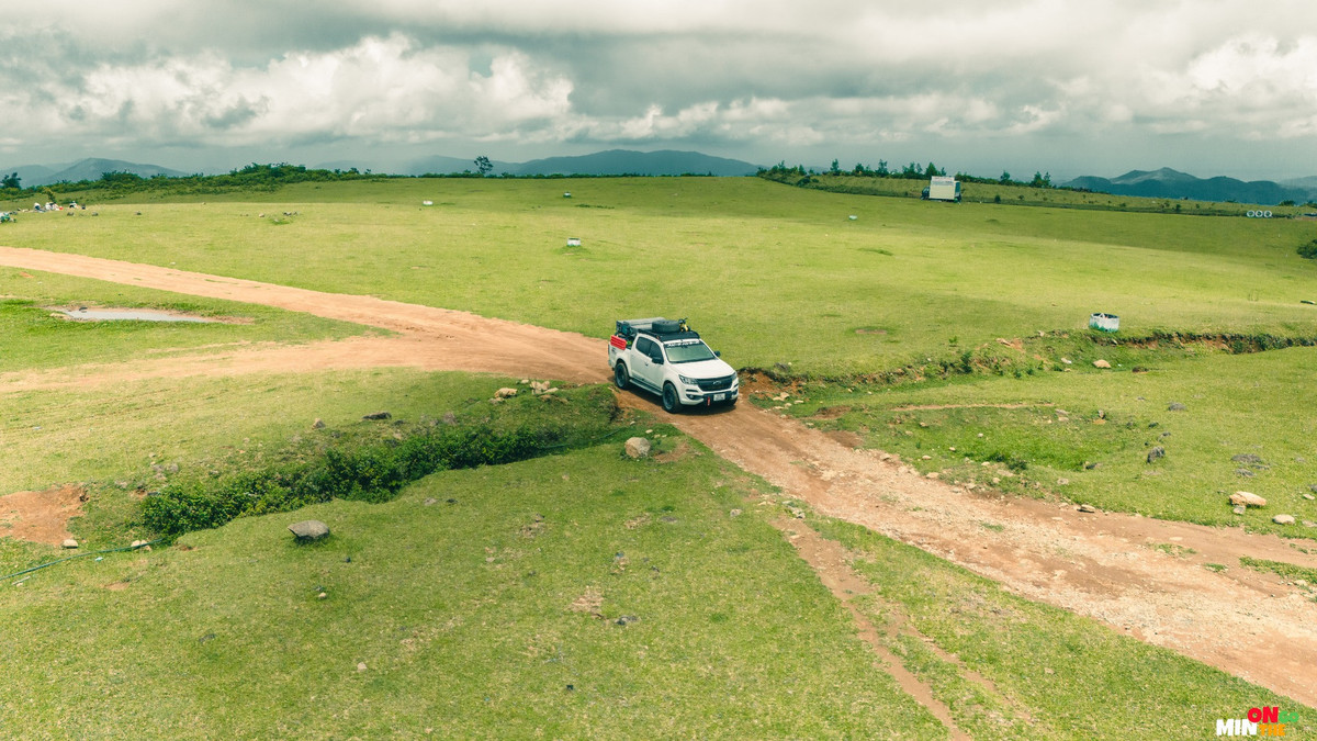 “Nếu bạn là một người đam mê xê dịch và không ngại khám phá thì hành trình đến với thảo nguyên Bùi Hui thực sự là một điều tuyệt vời và ý nghĩa. Đó không phải là một con đường quốc lộ trải nhựa bằng phẳng thênh thang. Mà đó là cung đường có đôi chút gập ghềnh, uốn lượn lên xuống như để thử thách tinh thần của những người trẻ”, Ngọc Minh bày tỏ. Đường đi tới đây khá thuận lợi, du khách dễ dàng di chuyển bằng nhiều phương tiện như ô tô, xe máy,… (Ảnh: Nguyễn Ngọc Minh) 