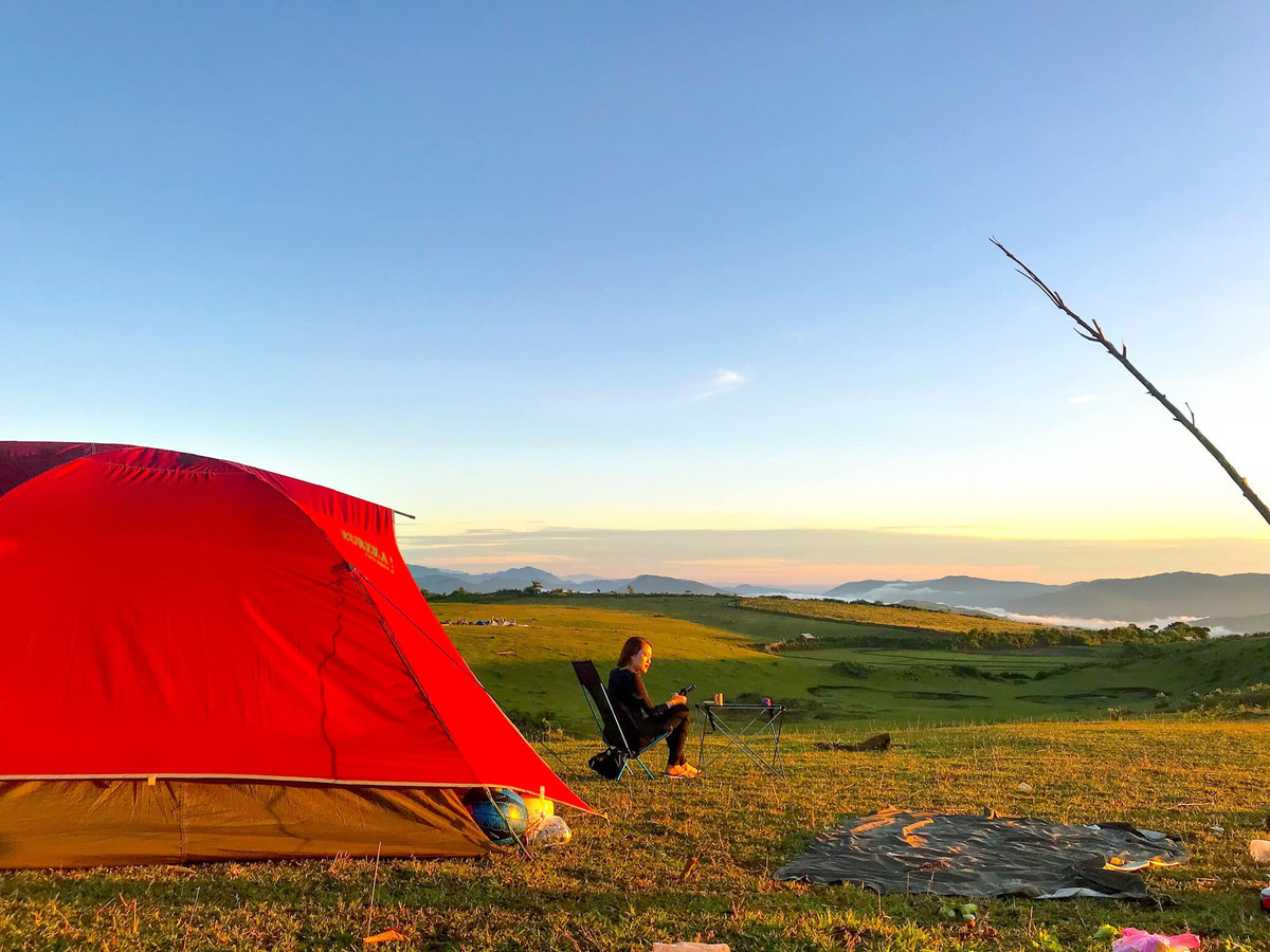 Nguyễn Ngọc Minh (28 tuổi, quê Sóc Trăng, sống ở Cần Thơ) vừa có dịp ghé thăm thảo nguyên Bùi Hui trong chuyến xuyên Việt 45 ngày cách đây không lâu. Anh nhận xét, thảo nguyên Bùi Hui tuy là địa điểm còn khá mới mẻ trên bản đồ du lịch nhưng với những phượt thủ và ai mê xê dịch thì đây lại là điểm đến dã ngoại quen thuộc và hấp dẫn trong những ngày cuối tuần. Ở thảo nguyên Bùi Hui chưa khai thác quá nhiều hoạt động, dịch vụ du lịch nên nơi đây vẫn giữ nguyên được vẻ đẹp hoang sơ (Ảnh: Thủy Võ)