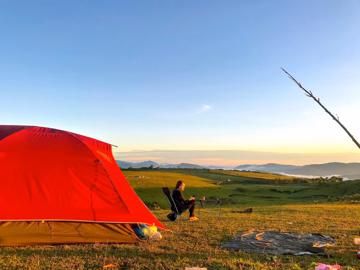 Nguyễn Ngọc Minh (28 tuổi, quê Sóc Trăng, sống ở Cần Thơ) vừa có dịp ghé thăm thảo nguyên Bùi Hui trong chuyến xuyên Việt 45 ngày cách đây không lâu. Anh nhận xét, thảo nguyên Bùi Hui tuy là địa điểm còn khá mới mẻ trên bản đồ du lịch nhưng với những phượt thủ và ai mê xê dịch thì đây lại là điểm đến dã ngoại quen thuộc và hấp dẫn trong những ngày cuối tuần. Ở thảo nguyên Bùi Hui chưa khai thác quá nhiều hoạt động, dịch vụ du lịch nên nơi đây vẫn giữ nguyên được vẻ đẹp hoang sơ (Ảnh: Thủy Võ)
