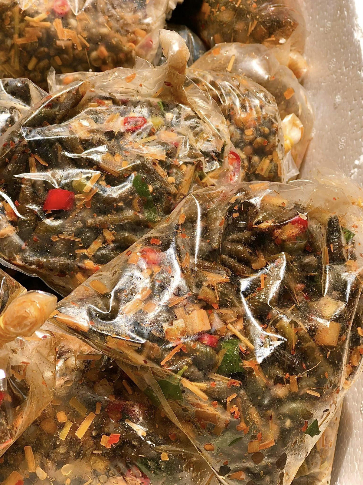 Du khách có dịp tới thảo nguyên Bùi Hui cần lưu ý không xả rác bừa bãi. Nếu đốt lửa trại hoặc nấu nướng thì phải chú ý chọn khu vực phù hợp, tránh làm cháy cỏ,… Vì nơi này nằm trên núi cao nên du khách cũng nên xem dự báo thời tiết trước chuyến đi, tránh ngày có mưa do đường đi trơn trượt, gây nguy hiểm. (Ảnh: Nguyễn Thùy Trang)