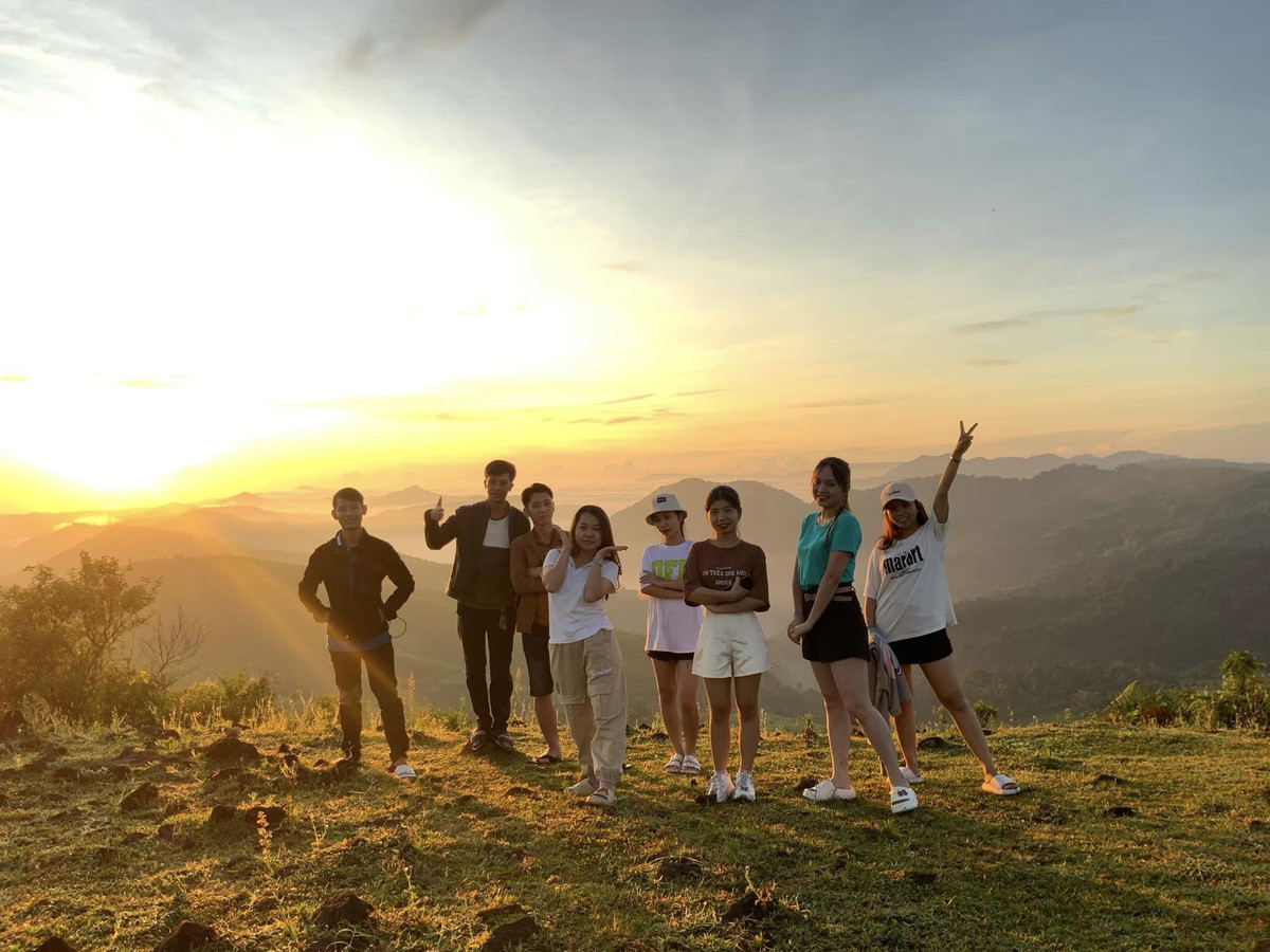 Mỗi mùa, thảo nguyên Bùi Hui lại mang một vẻ đẹp riêng. Vào mùa hè, khoảng từ tháng 6 đến tháng 8, nơi đây lại phủ sắc tím mộng mơ bởi những đồi sim đang vào vụ trổ hoa đẹp nhất. Những đồi sim này được người dân bản địa chăm sóc với tổng diện tích lên đến 20ha. (Ảnh: Liem Quang Van)