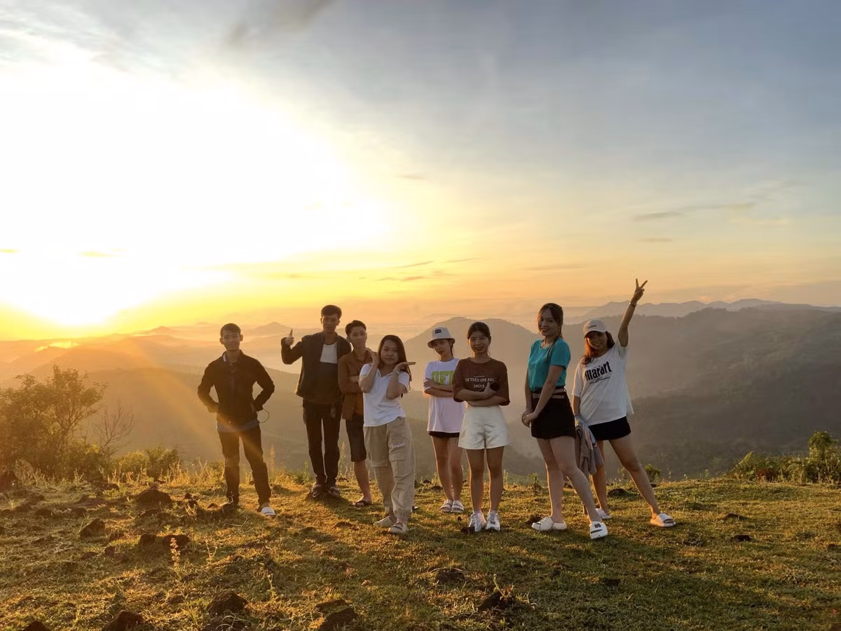 Mỗi mùa, thảo nguyên Bùi Hui lại mang một vẻ đẹp riêng. Vào mùa hè, khoảng từ tháng 6 đến tháng 8, nơi đây lại phủ sắc tím mộng mơ bởi những đồi sim đang vào vụ trổ hoa đẹp nhất. Những đồi sim này được người dân bản địa chăm sóc với tổng diện tích lên đến 20ha. (Ảnh: Liem Quang Van)