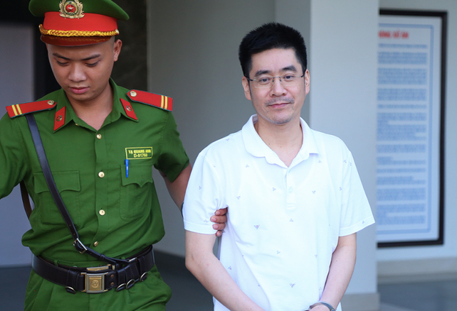 Xử phúc thẩm cựu điều tra viên Hoàng Văn Hưng: Có phải trả lại 18 tỷ? Xu phuc tham cuu dieu tra vien Hoang Van Hung: Co phai tra lai 18 ty?