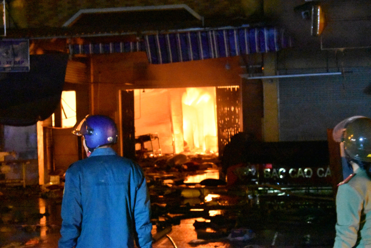 Vụ cháy chợ Khe Tre: Thiệt hại 335 gian hàng hơn 2000 m2 Vu chay cho Khe Tre: Thiet hai 335 gian hang hon 2000 m2