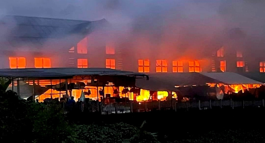 Vu chay cho Khe Tre: Tieu thuong khoc nhin hang hoa bi thieu rui