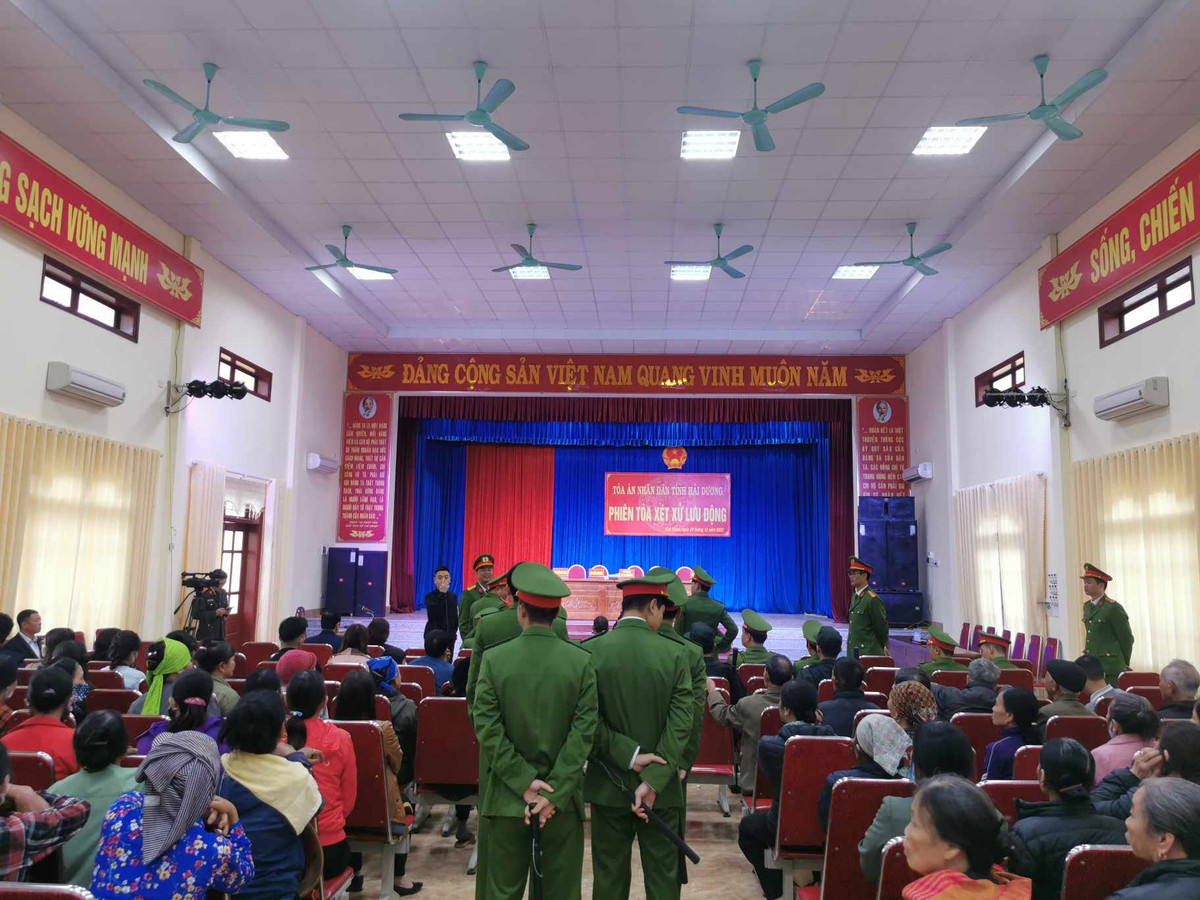 Hai Duong: Dang xet xu luu dong 2 doi tuong no sung, cuop tiem vang Duc Nam-Hinh-7