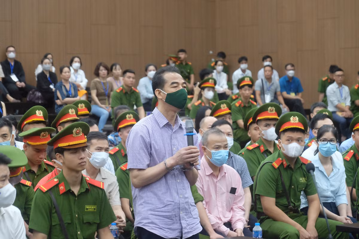 Theo bản án sơ thẩm, quá trình cấp phép các chuyến bay, phê duyệt cách ly tại địa phương và giải quyết vụ án, từ tháng 9/2020 đến tháng 12/2022, 25 bị cáo đã lợi dụng chức vụ, quyền hạn, nhiệm vụ được giao để nhận hối lộ tổng cộng gần 165 tỷ đồng và lợi dụng chức vụ, quyền hạn trong khi thi hành công vụ, gây thiệt hại hơn 10 tỷ đồng. 23 bị cáo là đại diện các doanh nghiệp đã đưa hối lộ hơn 226 tỷ đồng, 4 cá nhân môi giới hối lộ hơn 74 tỷ đồng và lừa đảo chiếm đoạt số tiền gần 25 tỷ đồng. 